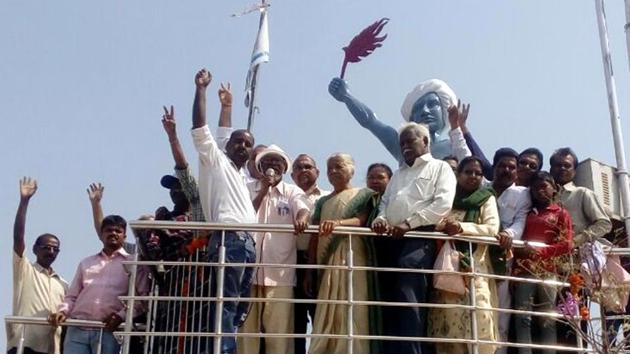 Tribals under the banner of Birsa Seva Dal purifying the Birsa Pahari in Birsanagar in Jamshedpur. (HT Photo) Tribals under the banner of Birsa Seva Dal purifying the Birsa Pahari in Birsanagar in Jamshedpur. (HT Photo)