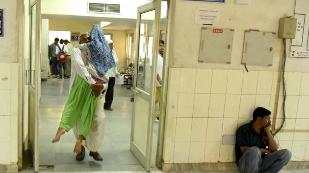 A patient is being carried by a relative at SMS Hospital on Thursday.(Prabhakar Sharma/HT Photo) A patient is being carried by a relative at SMS Hospital on Thursday.(Prabhakar Sharma/HT Photo)