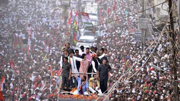 Massive roadshows marked the campaign by both BJP and SP- Congress alliance. Seen here are UP chief minister Akhilesh Yadav, his wife Dimple, and Congress vice-president Rahul Gandhi during their roadshow in Varanasi on March 4th. (Arun Sharma/HT PHOTO)