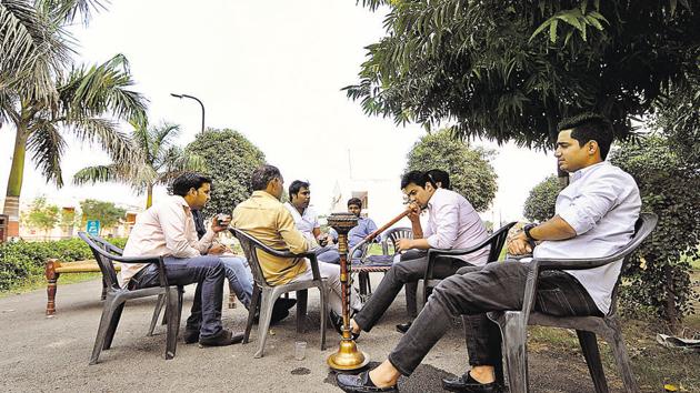 Workers of various parties assigned as agents have been sharing hookahs, homemade food and playing cards together. (Sunil Ghosh/HT Photo) Workers of various parties assigned as agents have been sharing hookahs, homemade food and playing cards together. (Sunil Ghosh/HT Photo)