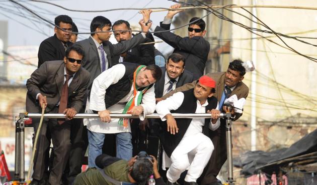 The 2017 Uttar Pradesh election campaign has been a hard fought one for the Samajwadi party and the Congress which joined hands to fight the BJP in these elections. Seen above is Rahul Gandi and Akhilesh Yadav avoiding electrical wires while campaigning jointly in Lucknow on January 29th, 2017. (DEEpak Gupta/HT Photo)