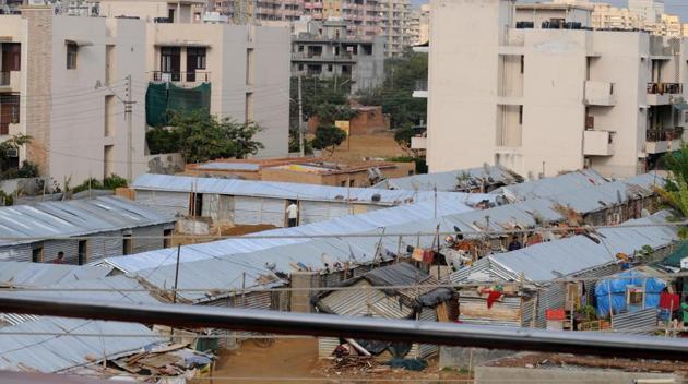 The residents alleged that the slum dwellers have obtained illegal water and electricity connections. (Parveen Kumar/HT Photo) The residents alleged that the slum dwellers have obtained illegal water and electricity connections. (Parveen Kumar/HT Photo)