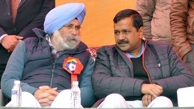 Kejriwal shares the dias with lawyer and AAP candidate from Dakha, HS Phoolka during his visit to the Ludhiana District Courts on January 18. Phoolka was initially rumoured to be a Chief Ministerial candidate for the party. (Gurminder Singh/HT Photo)
