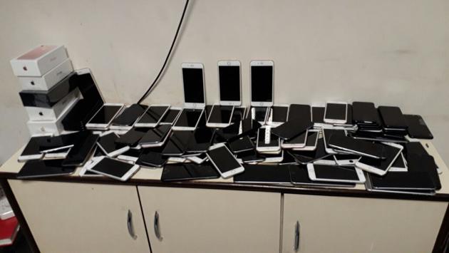 “The baggage search resulted in recovery of 121 pre-owned iPhones and five new iPhones worth Rs31.47 lakh,” said a senior AIU officer. (HT photo) “The baggage search resulted in recovery of 121 pre-owned iPhones and five new iPhones worth Rs31.47 lakh,” said a senior AIU officer. (HT photo)