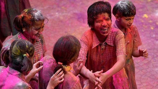 Festivities have started early for this bunch of students. (Vijayanand Gupta/HT Photo)