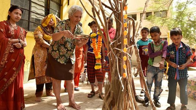Differently-abled students from the Society for the Education of the Crippled celebrate Holi. (Anshuman Poyrekar/HT Photo)