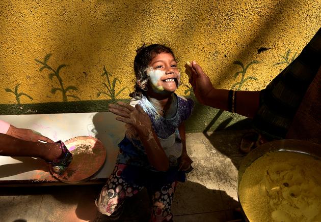 If it’s Holi, it’s all smiles for everyone. (Anshuman Poyrekar/HT Photo)