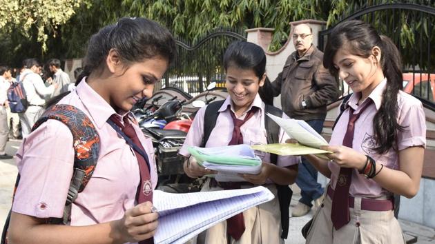 Students preparing in last minutes as they wait outside their examination centre to take the CBSE Board exams at Evergreen School, Vasundhra Enclave in New Delhi on March 9, 2017. (Mohd Zakir/HT PHOTO)