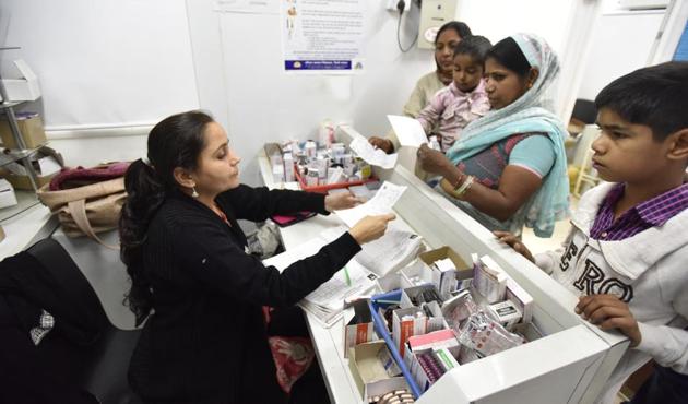 The report of the test, which measures the average blood glucose level over a period of time, shows the glucose levels of the patient are 332%, whereas a healthy person should have below 6%.(Virendra Singh Gosain/HT Photo)