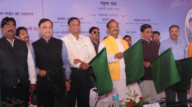 Chief Minister Raghubar Das flags off the new passenger train Ranchi-Barki Chanpi-Tori in a function at Ranchi Railway Station in Ranchi(Parwaz Khan/ HT Photo)