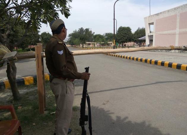 Tight security for EVM strong rooms at the flower market in Noida. (HT) Tight security for EVM strong rooms at the flower market in Noida. (HT)