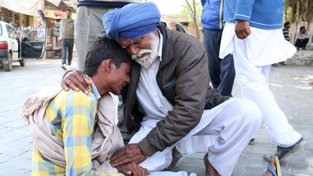 Victim children’s grandfather Mukhtyar Singh consoles their uncle Jaspreet Singh in Bathinda on Tuesday.(Sanjeev Kumar/ht)