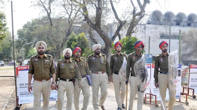 Punjab Police personnel on vigil outside the Indoor Gymnasium at Punjab Agricultural University in Ludhiana where EVMs are kept. (Gurminder Singh/HT Photo)