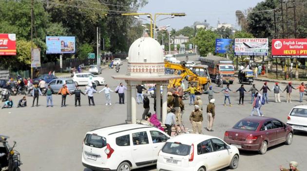 Prabjot Singh’s family members form a chain toblock a road in Patiala on Thursday. (HT Photo) Prabjot Singh’s family members form a chain toblock a road in Patiala on Thursday. (HT Photo)
