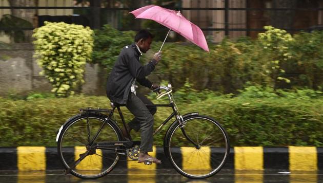 Weather experts have forecast moderate rain in Delhi on Friday, which will bring down mercury, while Holi will be sunny and cool, with clear skies and below-normal temperatures. (Burhaan Kinu/HT PHOTO)