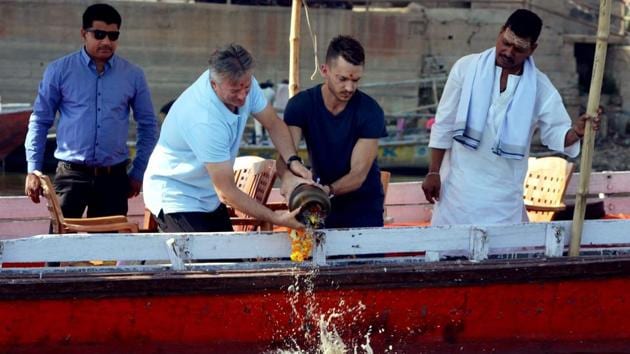 Steve Waugh immerses the ashes of a friend in Ganga in Varanasi.(PTI)