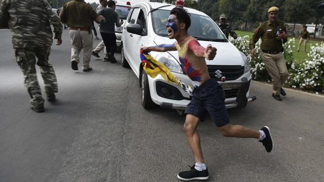 A Tibetan protestor runs across the road holding Tibetan National Flag during the protest outside the Chinese Embassy. (Ravi Choudhary/HT PHOTO) A Tibetan protestor runs across the road holding Tibetan National Flag during the protest outside the Chinese Embassy. (Ravi Choudhary/HT PHOTO)