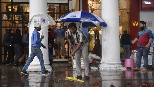 On Thursday, between 8:30am and 5:30 pm, the city received 2.4 mm rainfall.(Sushil Kumar/HT PHOTO)