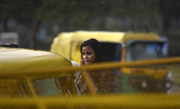Moderate rains lashed the city on Thursday , bringing down the temperature. (Raj K Raj/HT PHOTO)