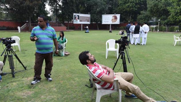 Mediapersons relax at Congress Party headquarters at 24 Akbar road, New Delhi after election results were announced. (arun sharma/ht photo) Mediapersons relax at Congress Party headquarters at 24 Akbar road, New Delhi after election results were announced. (arun sharma/ht photo)