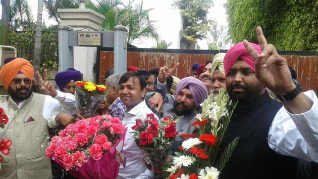 People line up to congratulate Captain Amarinder Singh outside his residence in Patiala after a good showing by Congress in Punjab. (Sanjeev Sharma/ht photo) People line up to congratulate Captain Amarinder Singh outside his residence in Patiala after a good showing by Congress in Punjab. (Sanjeev Sharma/ht photo)