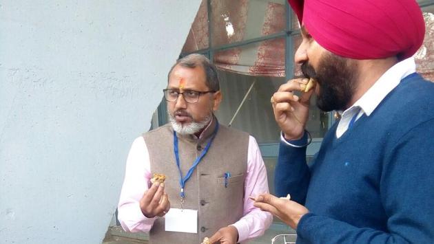 BJP candidate Praveen Bansal having breakfast outside a polling station in Ludhiana. (Gurminder Singh/ht)