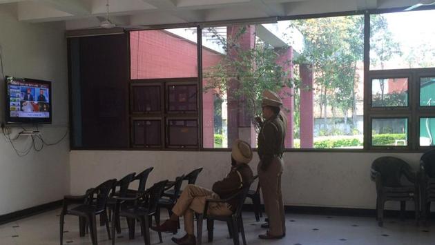 Cops watching the Punjab election results at an otherwise deserted SAD headquarter in Chandigarh on Saturday. (HT Photo)