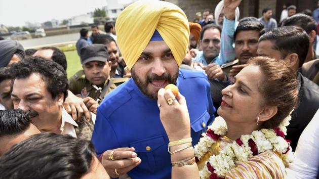 Congress leader Navjot Singh Sidhu and his wife Dr Navjot Kaur Sidhu celebrate his victory in Amritsar assembly election. (Gurpreet Singh/ HT photo)