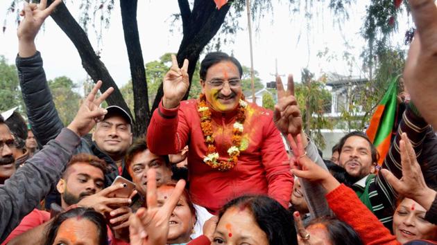 Senor BJP leader Ramesh Pokhariyal Nishank celebrates with party workers after the declaration of assembly election results in Dehradun on Saturday.(PTI Photo)