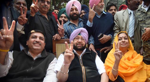 Captain Amarinder Singh with Congress leaders at his residence in Chandigarh on Saturday.(Sanjeev Sharma / HT Photo)