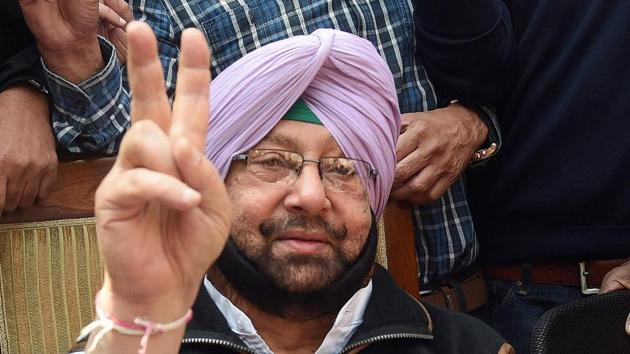 Captain Amarinder Singh flashes the victory sign at his residence, Sector 10, Chandigarh after winning the Punjab elections. (Sanjeev sharma/Ht Photo) 