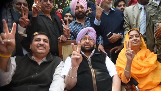 Punjab Congress chief Captain Amarinder Singh with other leaders at his residence in Sector 10, Chandigarh, after the assembly election results gave the party a winning lead on Saturday.(Sanjeev Sharma/HT Photo)