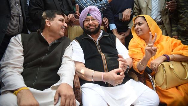 Punjab Congress chief Captain Amarinder Singh with party Asha Kumari at his residence in Sector 10, Chandigarh on Saturday. Capt won from the Patiala Urban seat by over 51,000 votes. (HT Photo)