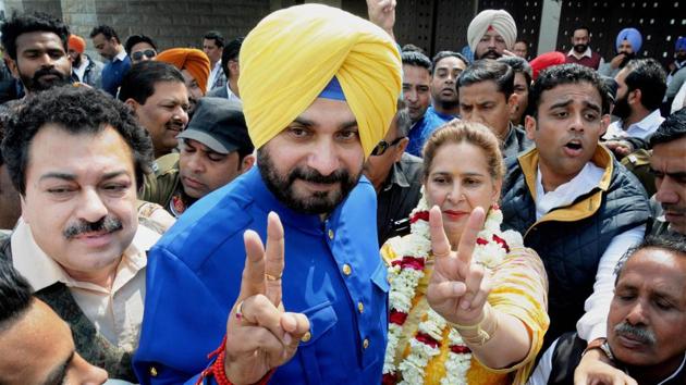 Congress candidate from Amritsar East assembly Navjot Singh Sidhu with his wife after he defeated BJP's district president Rajesh Honey and won the seat on Saturday. (PTI)