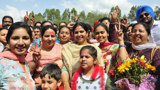 Family members of congress candidate Balbir Singh Sidhu celebrating his victory of Punjab Vidhan Sabha election in SAS Nagar Mohali on Saturday, March 11, 2017.(HT Photo)
