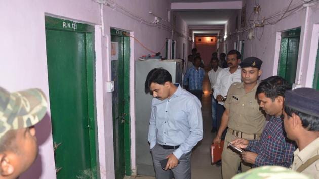 Police personnel investigating outside at hostel no 2 where the medical student committed suicide at RIMS campus in Ranchi(HT Photo)