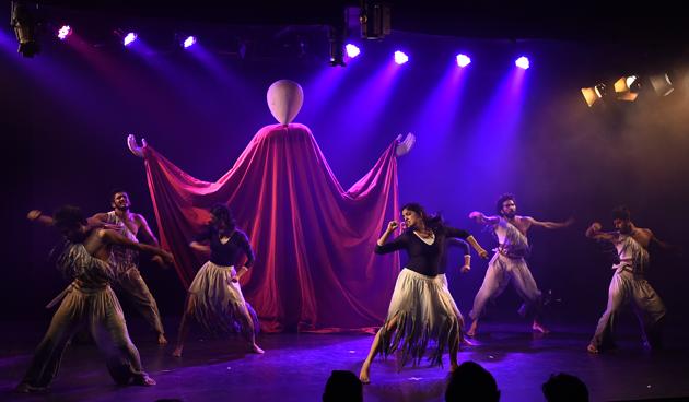 Artist performing during’ Khoj – a search’  , at Meghdoot Theatre III, in New Delhi, India. (Sonu Mehta/HT PHOTO) 