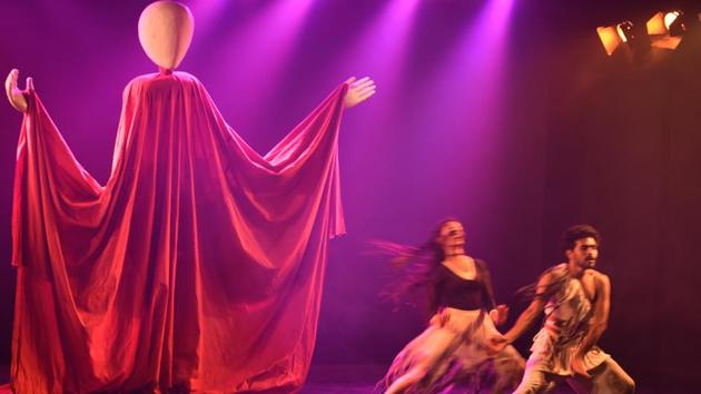 Artist  dancing to the beats composed by Upmanyu Bhanot and Rishi Sharma. (Sonu Mehta/HT PHOTO) 