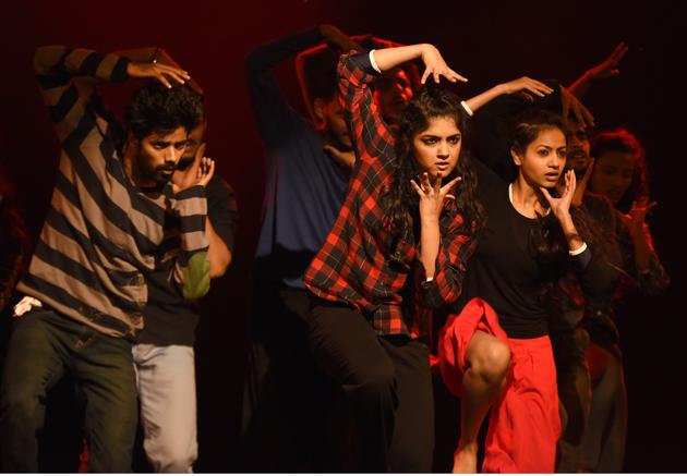 The play is based on the day to day chaos, confusion, competitiveness, conflict faced by an  individuals  in the present day life. (Sonu Mehta/HT PHOTO) 