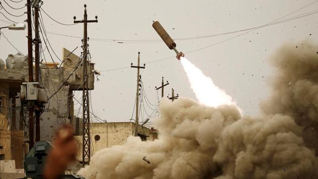 Iraqi rapid response members fire a missile against Islamic State militants during a battle with the militants in Mosul, Iraq, March 11, 2017. (Thaier Al-Sudani  / REUTERS) 