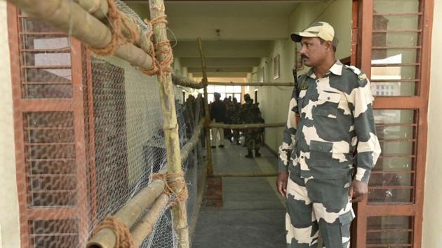 A Paramilitary Jawan deployed outside a vote counting centre in Amritsar during state election results. (Gurpreet Singh/Ht Photo) A Paramilitary Jawan deployed outside a vote counting centre in Amritsar during state election results. (Gurpreet Singh/Ht Photo)