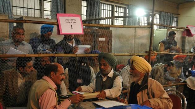Poll officials and poll agents busy in vote counting for Punjab state elections, Jalandhar. (Pardeep Pandit/Ht Photo) Poll officials and poll agents busy in vote counting for Punjab state elections, Jalandhar. (Pardeep Pandit/Ht Photo)