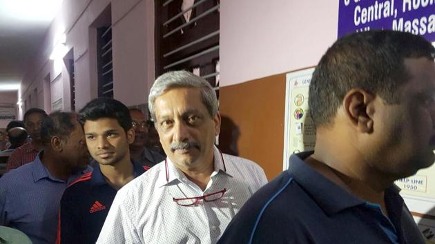 Union Defence Minister Manohar Parrikar in a queue to cast his vote for Assembly State election at polling booth in Panaji, February 4. This vote reflects a deeper disenchantment of the voter. It also exposes the slipping grip of Manohar Parrikar, who will have to decide between Delhi or Panaji.(AFP)