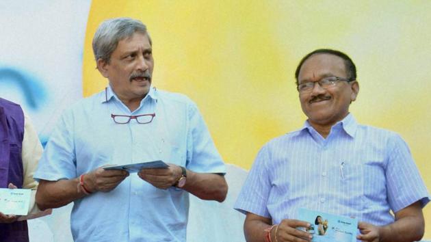 Goa chief minister Laxmikant Parsekar (right), who lost the assembly election, had taken over from Manohar Parrikar.(PTI File)