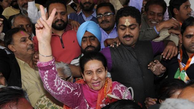 Congress leader Preneet Kaur ,wife of Capt. Amarinder Singh shows the victory sign at New Moti Bagh Palace in Patiala. (Bharat Bhushan/ht photo)