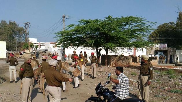 Heavy Punjab Police security checking outside a counting centre in Fazilka, Punjab. (Anil Dayal/ht photo) Heavy Punjab Police security checking outside a counting centre in Fazilka, Punjab. (Anil Dayal/ht photo)
