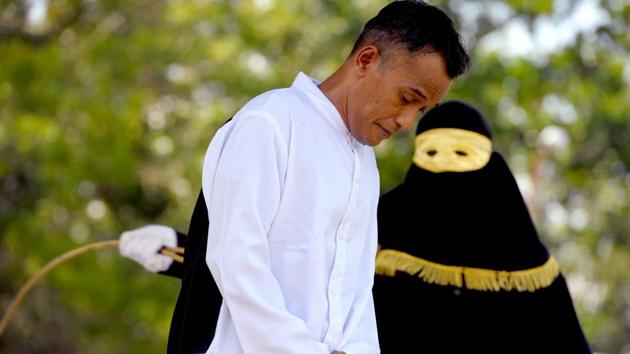 A Muslim man accused of abusing three teenagers is lashed 112 times in front of dozens of local officials and residents in the city of Jantho, Aceh province on March 10, 2017. Indonesia's only province to impose sharia law caned Buddhists for the first time, after two men accused of cockfighting opted for punishment under the strict Islamic regulations. (CHAIDEER MAHYUDDIN / AFP) 