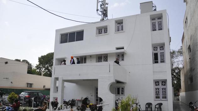 Gloomy atmosphere at the AAP office in Chandigarh on Saturday.(Karun Singh/HT Photo)