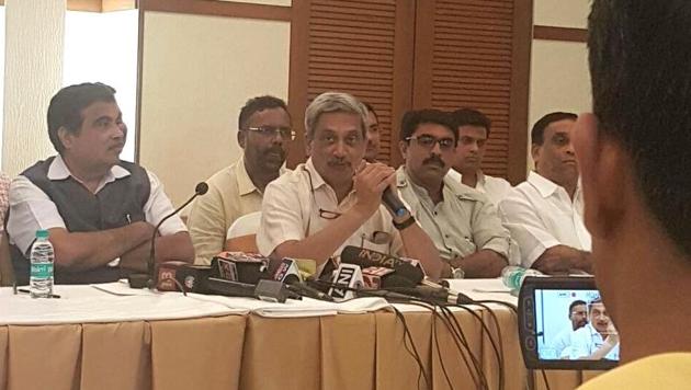 Defence minister Manohar Parrikar holding a press conference in Goa along with leaders of the Goa Forward, the MGP and other Independent MLAs, who have extended support to the BJP on the condition that Parrikar stands as chief minister.(HT Photo)