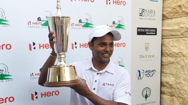 SSP Chawrasia claimed the Indian Open trophy to win his fourth European Tour title.(Twitter)